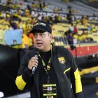 Es un todólogo, hace de todo en el arte actoral y del canto. Cuando juega el ídolo, es el primero en llegar al estadio.