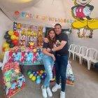 La mujer fue encontrada ensangrentada en el asiento del conductor. La pareja tenía un hijo de dos años.