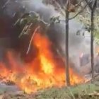 Imágenes de la aeronave en medio de las llamas tras el accidente.