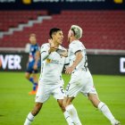 Sebastián González y Ángel González en el festejo del empate de Liga de Quito.