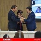 Santiago Guarderas entrega el bastón de mando de la ciudad a Pabel Muñoz, nuevo alcalde de Quito