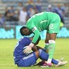 El Cuco Angulo había fallado el penal y Alexander Domínguez trata de consolarlo.