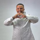 El joven quiere  viajar a otros países para mostrar su proyecto.