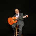 Tiene 91 años y su voz, así como sus movimientos al bailar, siguen bien parados.