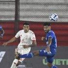 Emelec enfrentó a Huracán en Argentina.