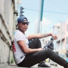 El ibarreño también se dedica a hacer edición multimedia y es corista de artistas.