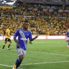 Miller Bolaños celebra tras marcar uno de sus dos goles a Barcelona en el estadio Monumental.