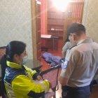 Los policías llegaron al sitio y encontraron a la madre de familia en el piso. La habían bajado de la camilla para intentar reanimarla.