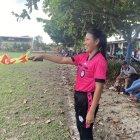 La árbitro Leslie Pilozo en plena acción en el estadio de Nueva Unión.