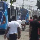Momento en que el féretro era trasladado a un camposanto en medio de una caravana de carros y motos.