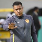 El técnico de Aucas, César Farías, es castigado por una acción violenta.
