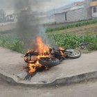 La moto de los delincuentes fue quemada.