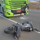 La moto quedó destrozada en la vía.