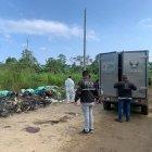 Los cadáveres fueron encontrados apilados en medio de la basura.