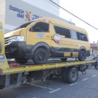 El vehículo escolar quedó virado sobre la calzada. Luego fue retirado por una grúa.