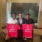 Moisés Caicedo (i) y Gonzalo Plata (d), junto a Michel Deller, presidente de Independiente del Valle, equipo donde ambos tuvieron sus inicios.