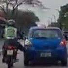 Captura de pantalla del momento en que el agente de ATM empuja al vehículo