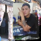 Jheselyn  Jiménez, esposa de Jesús Rivas (foto), recibe el consuelo de su padre.