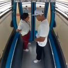 Una pareja fue captada teniendo relaciones sexuales en la Aerovía de Guayaquil.