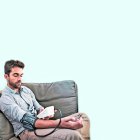 Disminuye el consumo de sal, y mantén una dieta rica en frutas y verduras, para evitar la enfermedad.