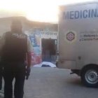 Policías acudieron al sitio para retirar el cuerpo, que estaba fuera de una tienda.