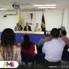 Patricio Maldonado (c), en rueda de prensa como presidente de la AME.