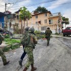 Guías penitenciarios siguen retenidos y se militarizan tres subestaciones eléctricas en Esmeraldas.