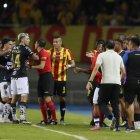 AMDEP7715. PEREIRA (COLOMBIA), 02/08/2023.- Jugadores (d) de Pereira discuten con los de Independiente hoy, al final de un partido de los octavos de final de la Copa Libertadores entre Deportivo Pereira e Independiente del Valle (IDV) en el estadio Hernán Ramírez Villegas en Pereira (Colombia). EFE/ Ernesto Guzmán Jr.