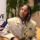 En su paso por Guayaquil recibió a la prensa con un terno oversized para promocionar su gira ‘Popola Presidente’.