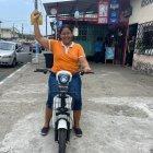 Fernando García se ganó la moto eléctrica solo por ser lectora de EXTRA.