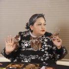 Brujita Shirley en acción fumando los cigarros con el ayuahuasca.