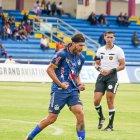 Facundo Castelli, de Delfín, le hizo dos goles a Libertad.