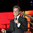 Luis Miguel Gallego Basteri, ​​ conocido como Luis Miguel, es un cantante y productor mexicano puertorriqueño.