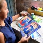 María Cañarte observa orgullosa las fotos que le tomaron el día de su graduación de bachiller