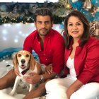 Efraín Ruales y su mamá durante una sesión de fotos.