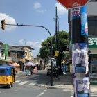 No solo vehículos convencionales circulan por estas calles, si no también pequeñas carretas y 'tricimotos' que corren más riesgo sin semáforos.