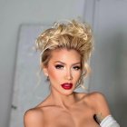 Jasú Montero es una cantante ecuatoriana y presentadora de televisión.