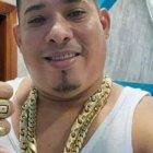 Junior Roldán solían presumir ostentosas cadenas y anillos de oro sólido.