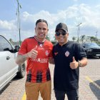 Jonathan Álvez en Guayaquil con la camiseta de Naranja Mekanica, el barcelonista Fecho Mera le dio la bienvenida.