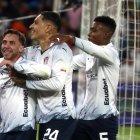 Lucas Piovi (i) de Liga celebra un gol con Paolo Guerrero (c) y Óscar Zambrano, en un partido de las semifinales de la Copa Sudamericana entre Liga de Quito y Defensa y Justicia.