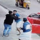 El sujeto fue llevado en un carro color rojo.