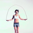 Una caminata, trotar, saltar la cuerda sirven para ejercitarse.