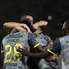 Carlos Rodríguez que le dio los tres puntos a Barcelona, es abrazado por sus compañeros. Fiesta en la afición amarilla.