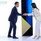 Dentro del set de televisión los candidatos se saludaron.