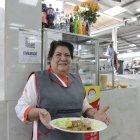 Doña Pili se encarga de darles ‘yapadito’ a sus clientes frecuentes.