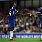 Moisés Caicedo y Enzo Fernández manejan la volante de Chelsea.