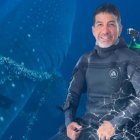 Peter Freire sobre el animal, cortando la malla y la cuerda que se habían enreado en su cuerpo y que podrían terminar matándolo.