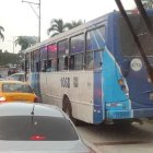 Acto. La imagen del bus que invadió la acera se viralizó en X (antes Twitter).