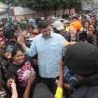 El alcalde de Guayaquil a su llegada al colegio Provincia de Bolívar, para ejercer su derecho al voto.