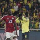 El colombiano Sánchez se lamenta, al igual que el ecuatoriano Chávez (atrás), en el 0-0 de Ecuador vs. Colombia.